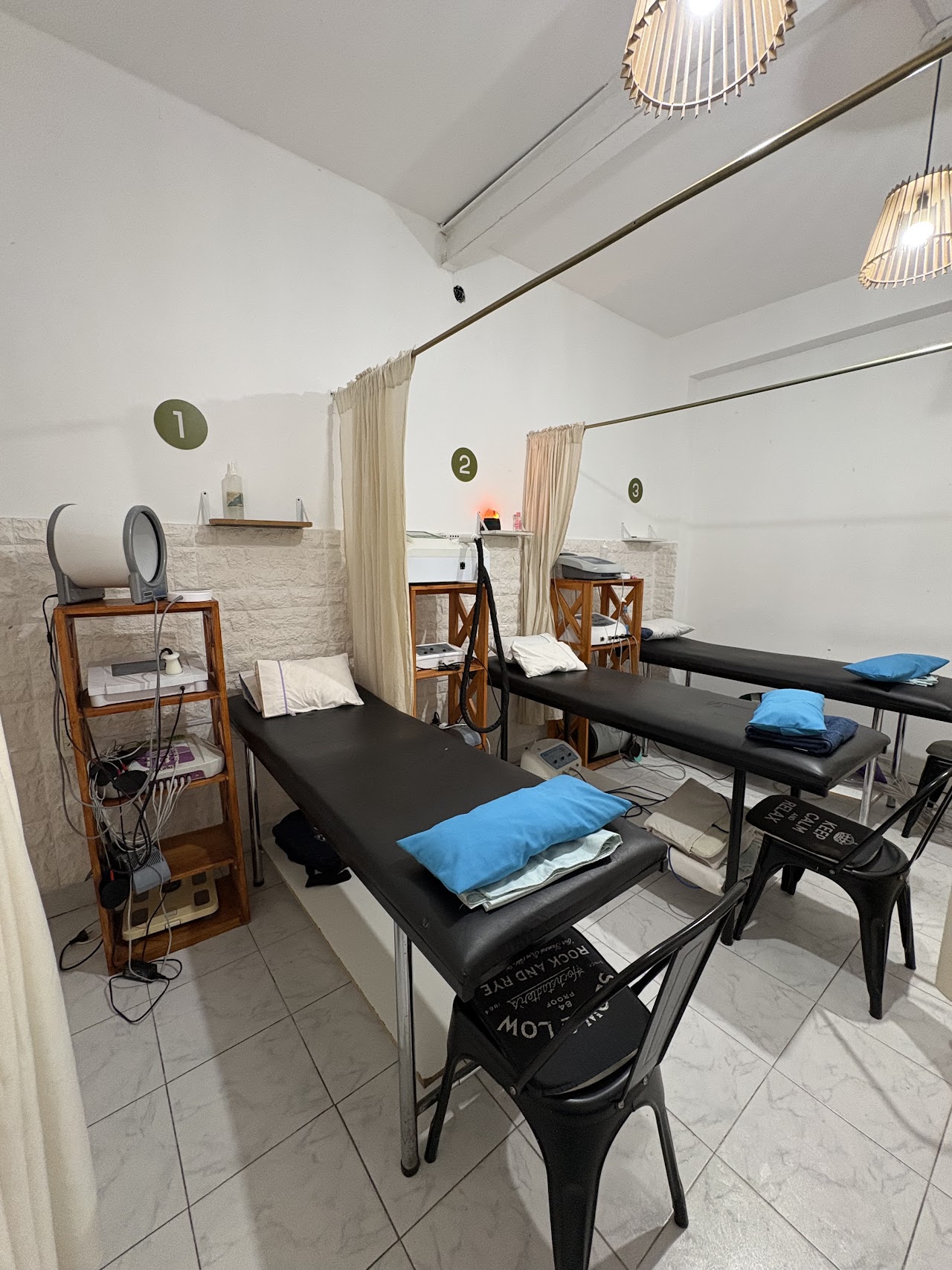 Sala de tratamiento de KINESIC, con camillas para kinesiología