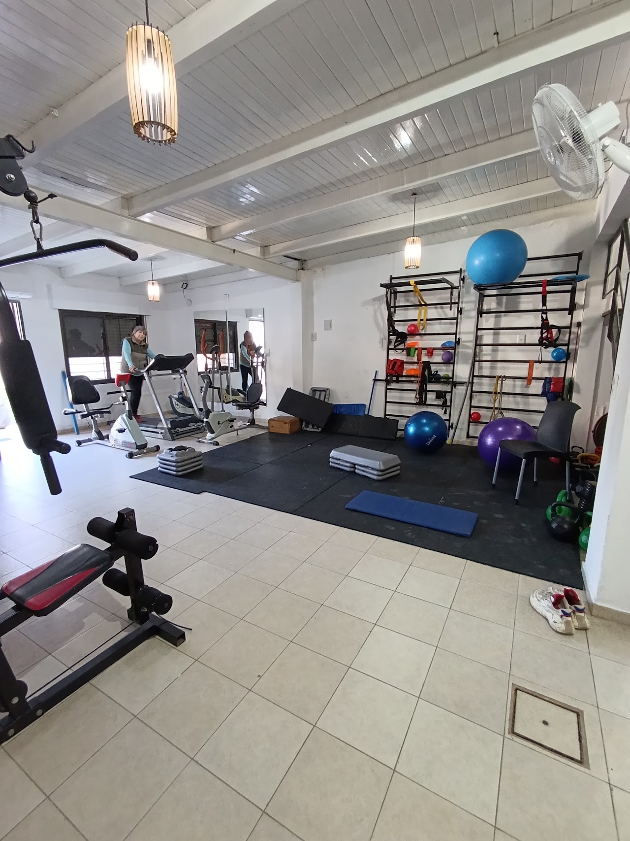 Gimnasio terapéutico de KINESIC con cintas, bicicletas y bandas elásticas