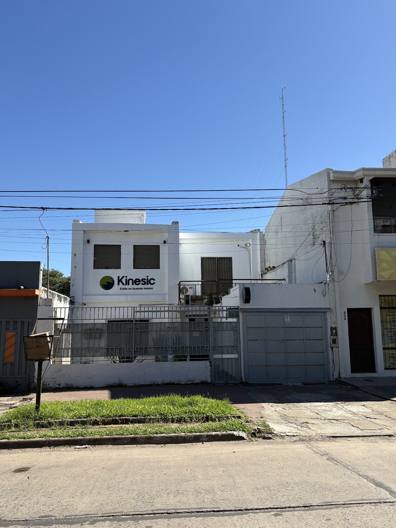 Fachada del centro de kinesiología KINESIC en Av. Alberdi, Resistencia